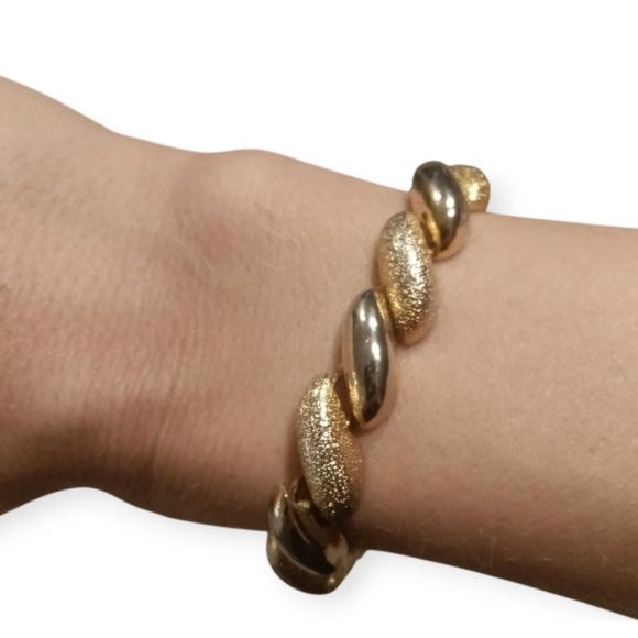 Vintage Jewelry - Vintage Gold Tone Textured & Smooth Link Bracelet USA Stamp 7" Clamp Snap